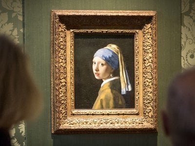 Johannes Vermeer&#39;s Girl With a Pearl Earring&nbsp;at the Mauritshuis museum