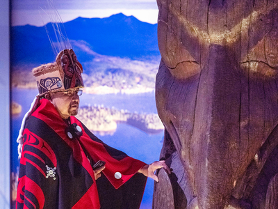 Sim&rsquo;oogit Ni&rsquo;isjoohl (Chief Earl Stephens) of the Nisga&rsquo;a Nation with the Ni&rsquo;isjoohl memorial pole